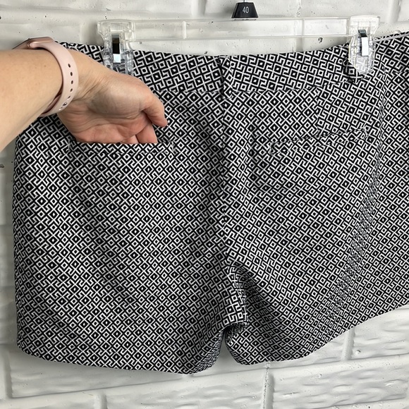 BANANA REPUBLIC HAMPTON SHORT BLACK WHITE GEOMETRIC TAILORED SIZE 10 - Picture 5 of 13